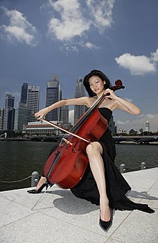 中国人,女人,演奏,大提琴,户外,正面,建筑