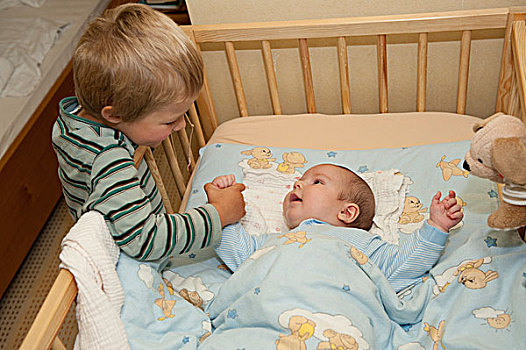 男孩,3岁,玩,小,兄弟,4个月,婴儿床,拿着