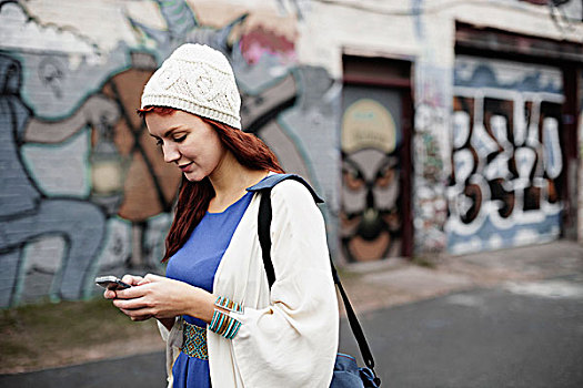 美女,长,红发,戴着,编织帽,智能手机