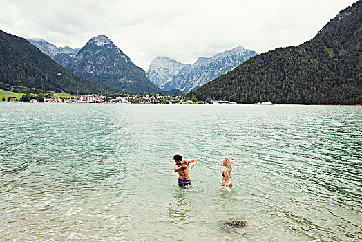情侣,齐腰深,阿亨湖地区,因斯布鲁克,奥地利,欧洲