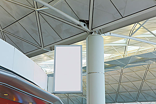 国外渡假旅行,机场出入境大厅,直式的资讯灯箱,告示牌