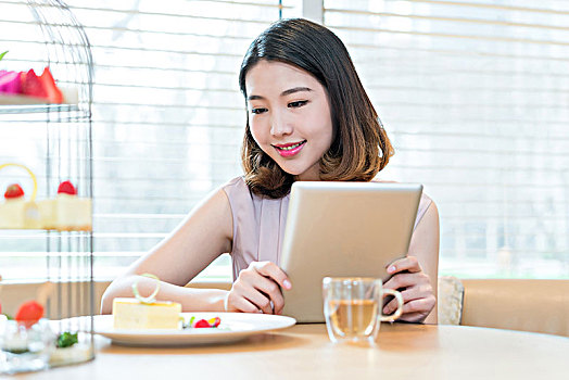 年轻女子下午茶时光