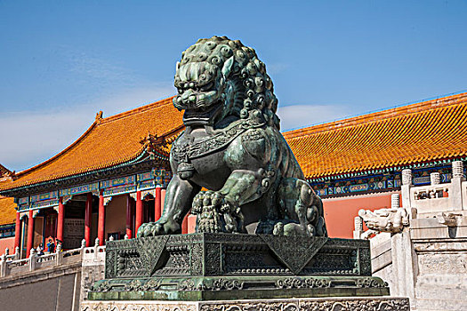 北京故宫博物院太和殿前的一对铜狮
