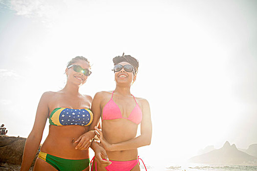 两个,女性朋友,戴着,比基尼短裤,漫步,伊帕内玛海滩,里约热内卢,巴西