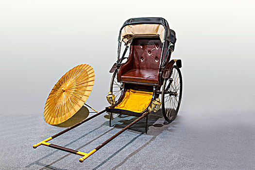 重庆汽车展展示的人力黄包车与小黄伞形