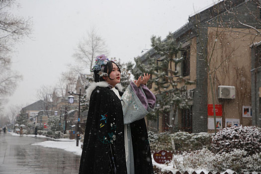 山东省日照市,旅游小镇喜迎瑞雪,汉服妹子雪中畅游