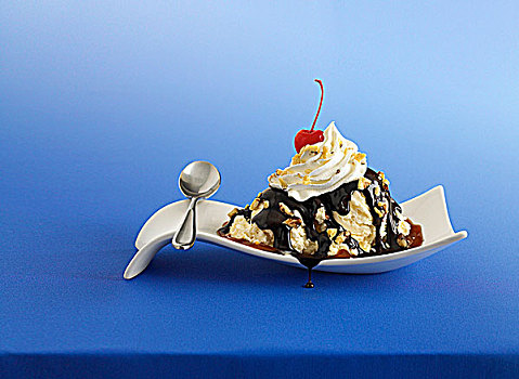 圣代冰淇淋,白色,盘子,勺子,蓝色背景