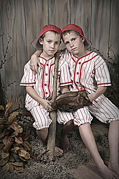 两个男孩,戴着,棒球服