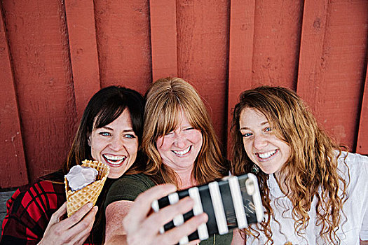 三个女人,吃,冰淇淋,手机
