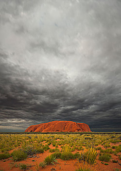 艾尔斯岩,乌云,乌卢鲁卡塔曲塔国家公园,北领地州,澳大利亚