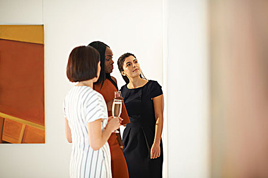 三个女人,看,油画,画廊,打开