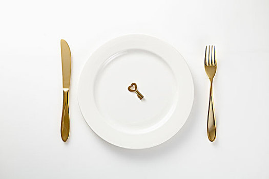 金色,钥匙,盘子,刀,叉子,旁侧