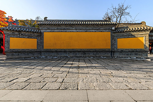 中式黄色影壁墙,拍摄于山东省台儿庄古城菩提寺