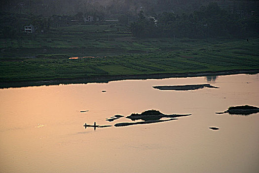 四川蓬安嘉陵第,桑梓景区夕阳下的嘉陵江里打渔船