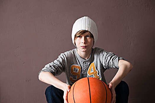 酷,男孩,戴着,帽,拿着,篮球