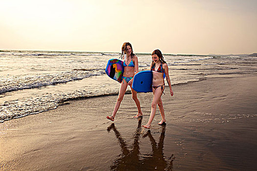 少女,姐妹,冲浪板,海滩,果阿,印度