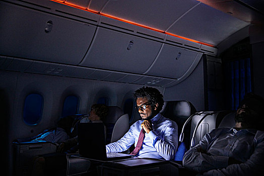商务人士,工作,笔记本电脑,夜晚,飞机