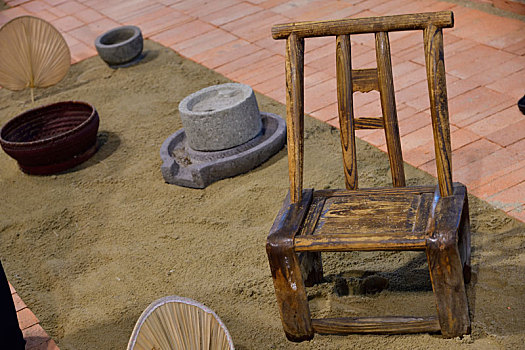 沙地竹椅扇子