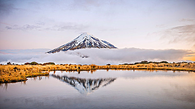 反射,山中小湖,层状火山,塔拉纳基,黄昏,艾格蒙特国家公园,北岛,新西兰,大洋洲
