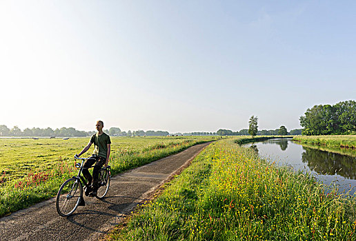 男孩,骑自行车,河,早晨,荷兰