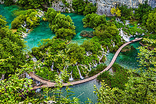 步行桥,穿过,青绿色,湖水,瀑布,十六湖国家公园,克罗地亚