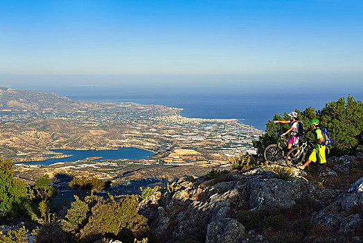 两个,山地车手,站立,最佳位置,风景,靠近,克里特岛,希腊,欧洲