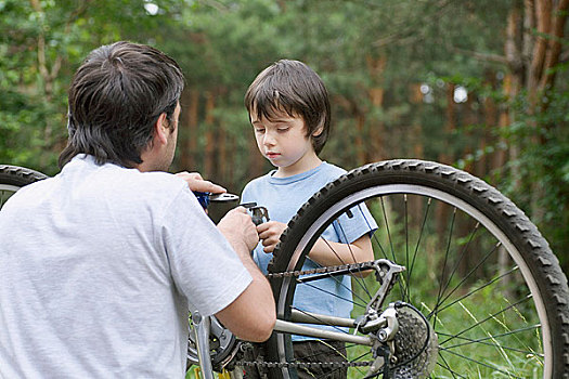 父子,修理,自行车,一起
