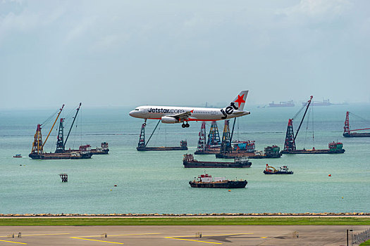 一架马印航空的客机正降落在香港国际机场