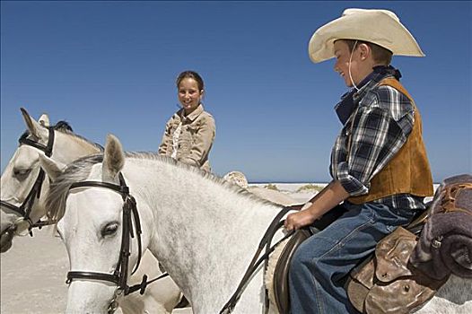 男孩,女孩,骑马