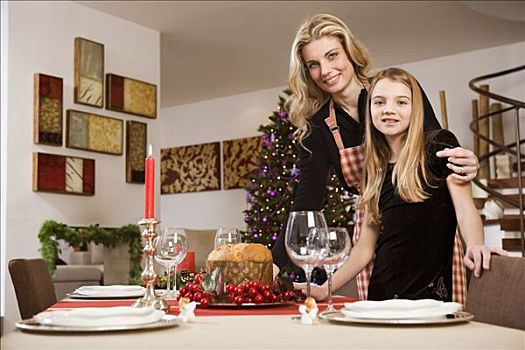 母女,铺桌子,圣诞晚餐