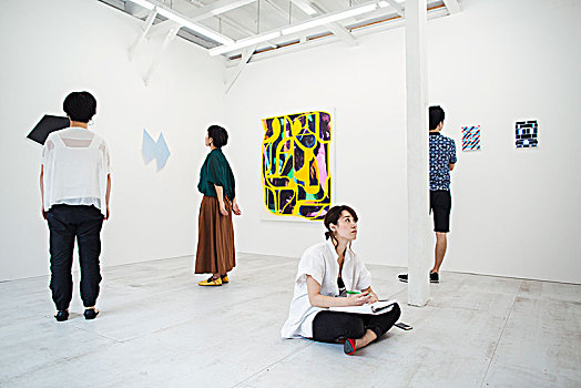 女人,黑发,坐在地板上,画廊,笔,纸,看,现代,绘画,三个人,站立,正面,艺术品