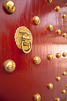 中式红色带铜钉的大门