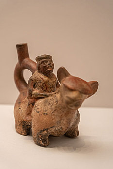 秘鲁中央银行附属博物馆莫切文化背驮男子的大羊驼形陶瓶