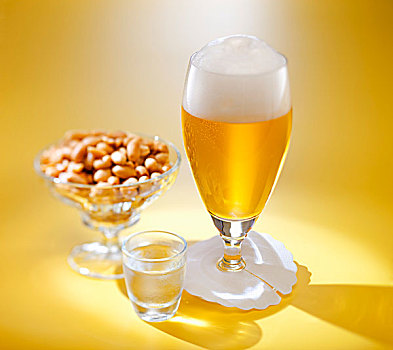 窖藏啤酒,玻璃杯,烈性酒,碗,花生
