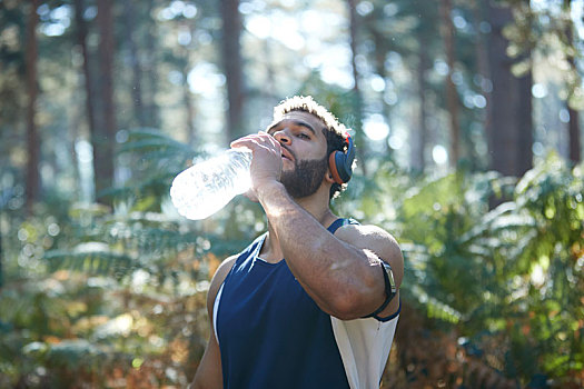 男性,跑步,喝,瓶装水,日光,树林