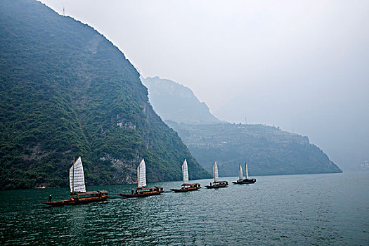 湖北巴东长江巫峡口链子溪帆船