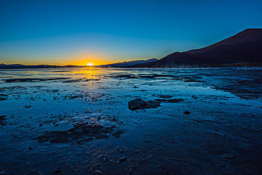 玻利维亚乌尤尼盐湖湖景日出