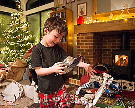男孩,开着,礼物,圣诞节,投掷,包装纸,地面
