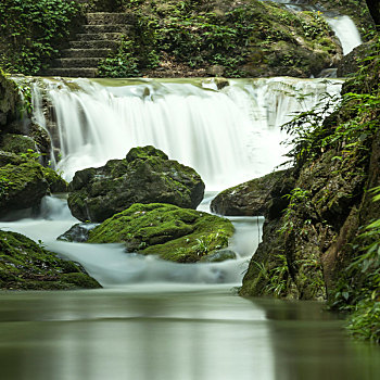 慢门拍摄是重庆五a级风景区万盛黑山谷的溪流和瀑布