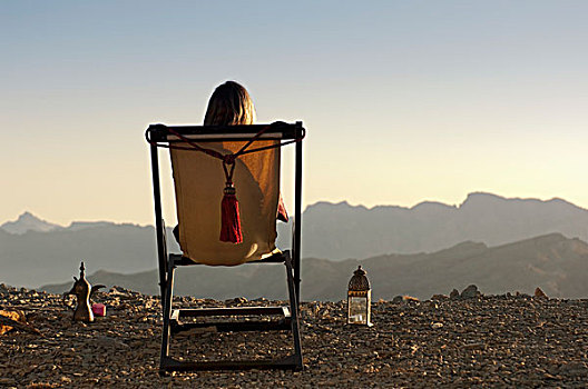 坐,女人,折叠躺椅,思考,美女,远景,山脉