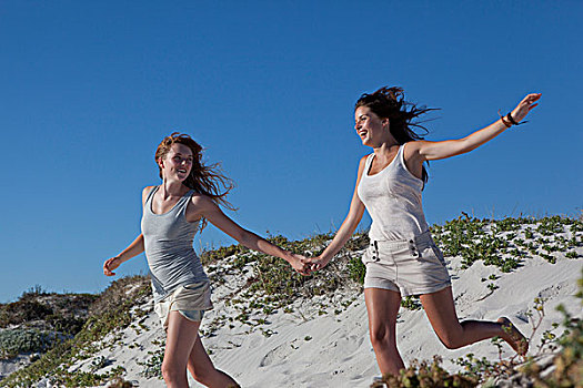 两个女孩,跑,山