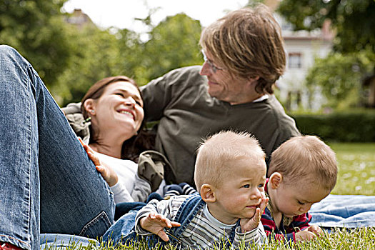 年轻家庭,坐,草地,两个,婴儿