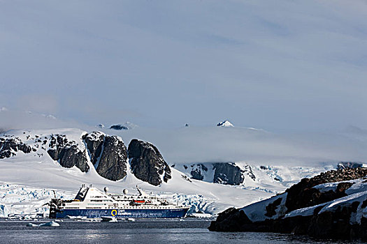 南极,游船,锚定,靠近,山,雷麦瑞海峡,晴朗,晚间