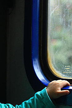 火车窗口的孩子