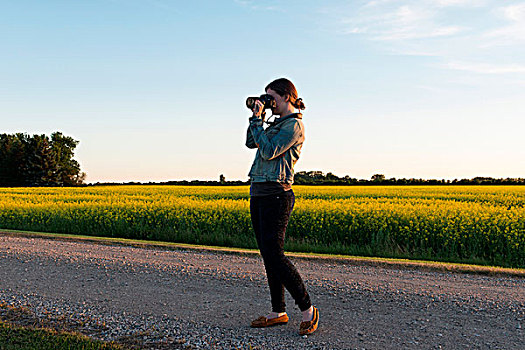 女人,站立,道路,摄影,数码相机,曼尼托巴,加拿大
