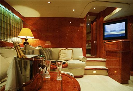 游艇,客厅,电视,沙发,香槟