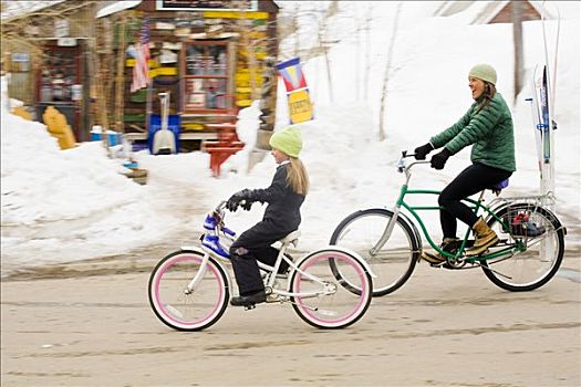 母女,乘,自行车,冬天,街道,科罗拉多