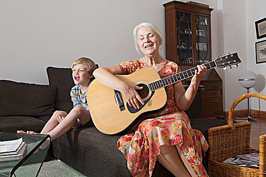 玩耍,男孩,坐,祖母,唱,弹吉他,沙发,在家