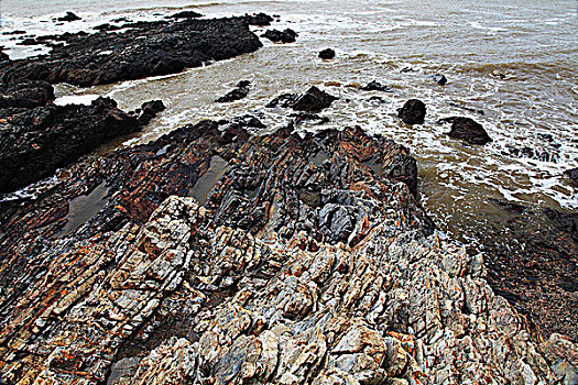 广东省台山大襟岛色彩斑斓的礁石