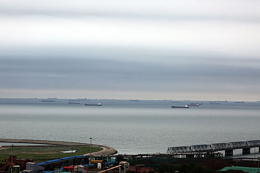 山东省日照市,乌云翻滚山雨欲来,港口生产繁忙有序未受影响